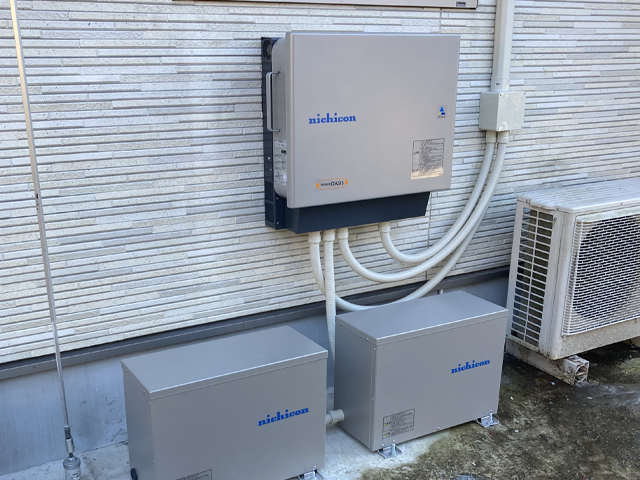 住宅外壁に設置された家庭用蓄電池システムの施工事例